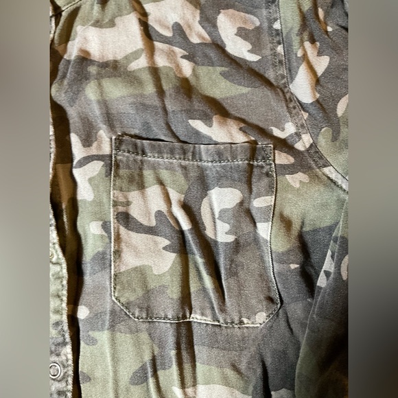 Camo Button Down Shirt (L) - Picture 3 of 5
